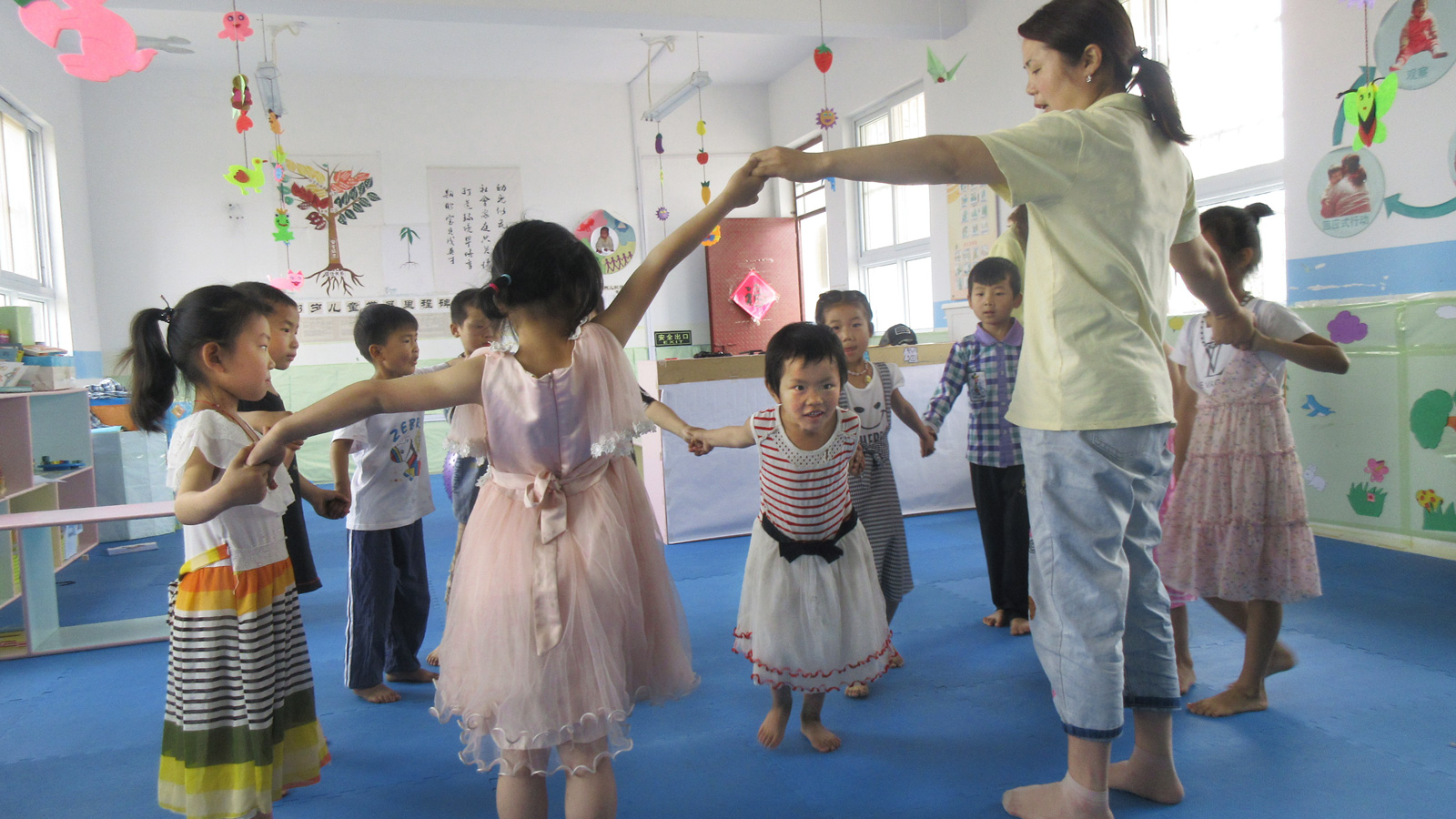 Zhenzhen leads the circle during class